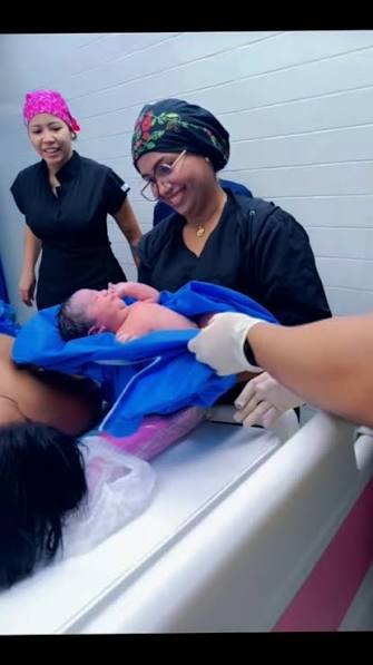 Doctora cuidando niños